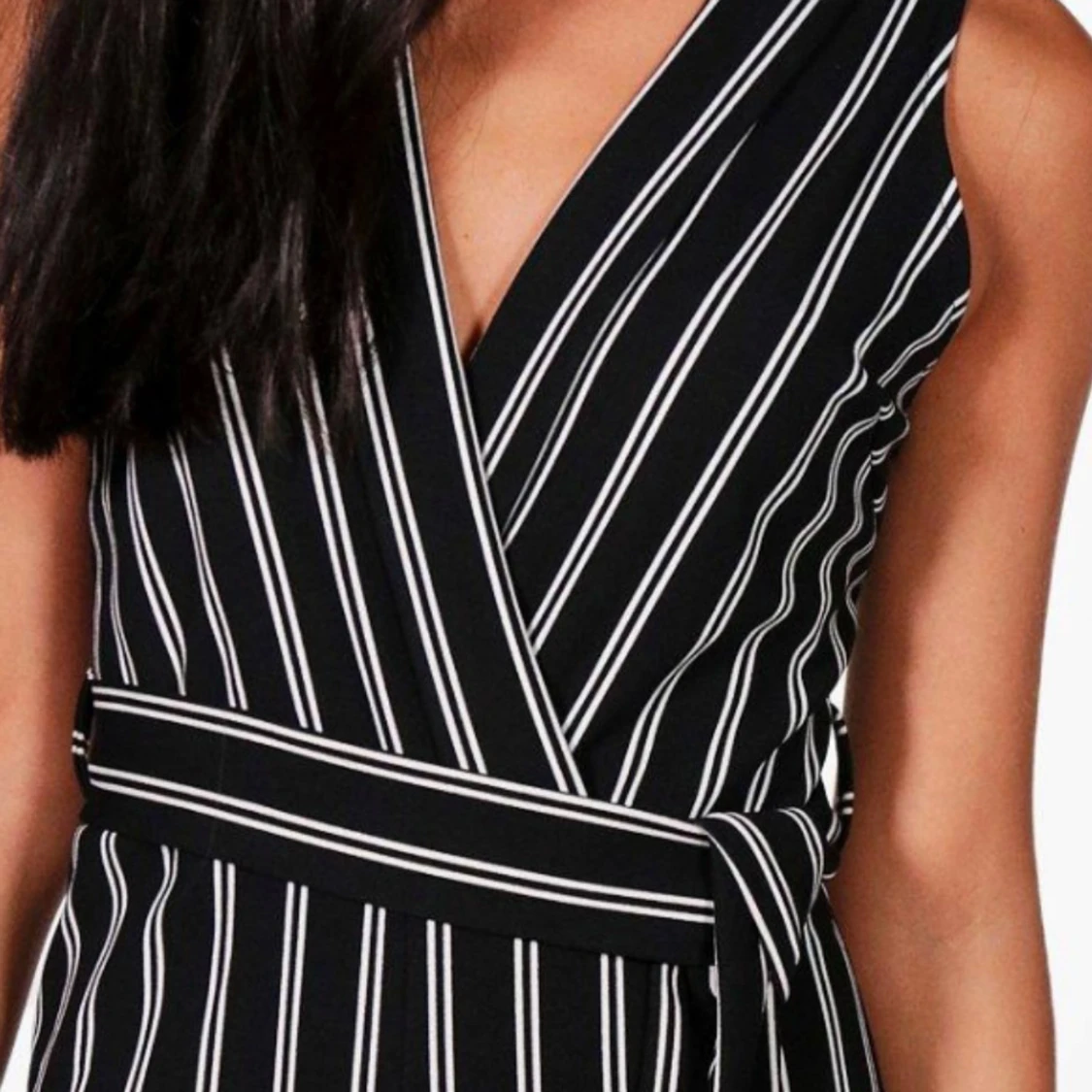 Svartvit randig omlottklänning