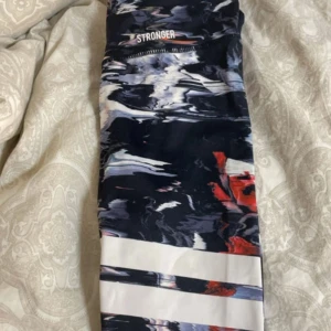 Mönstrade leggings från Stronger - Snygga leggings från stronger bra skick. Mitt pris 200 men går definitivt att diskuter pris vid snabb affär. Bara att skriva för fler frågor 