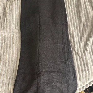 Lågmidjad Kjol - Säljer denna Lågmidjade kjolen då den aldrig har kommit till användning endast testad! Köpte den på Gina Tricot runt 350 något i storlek Xs. Pris kan diskuteras 