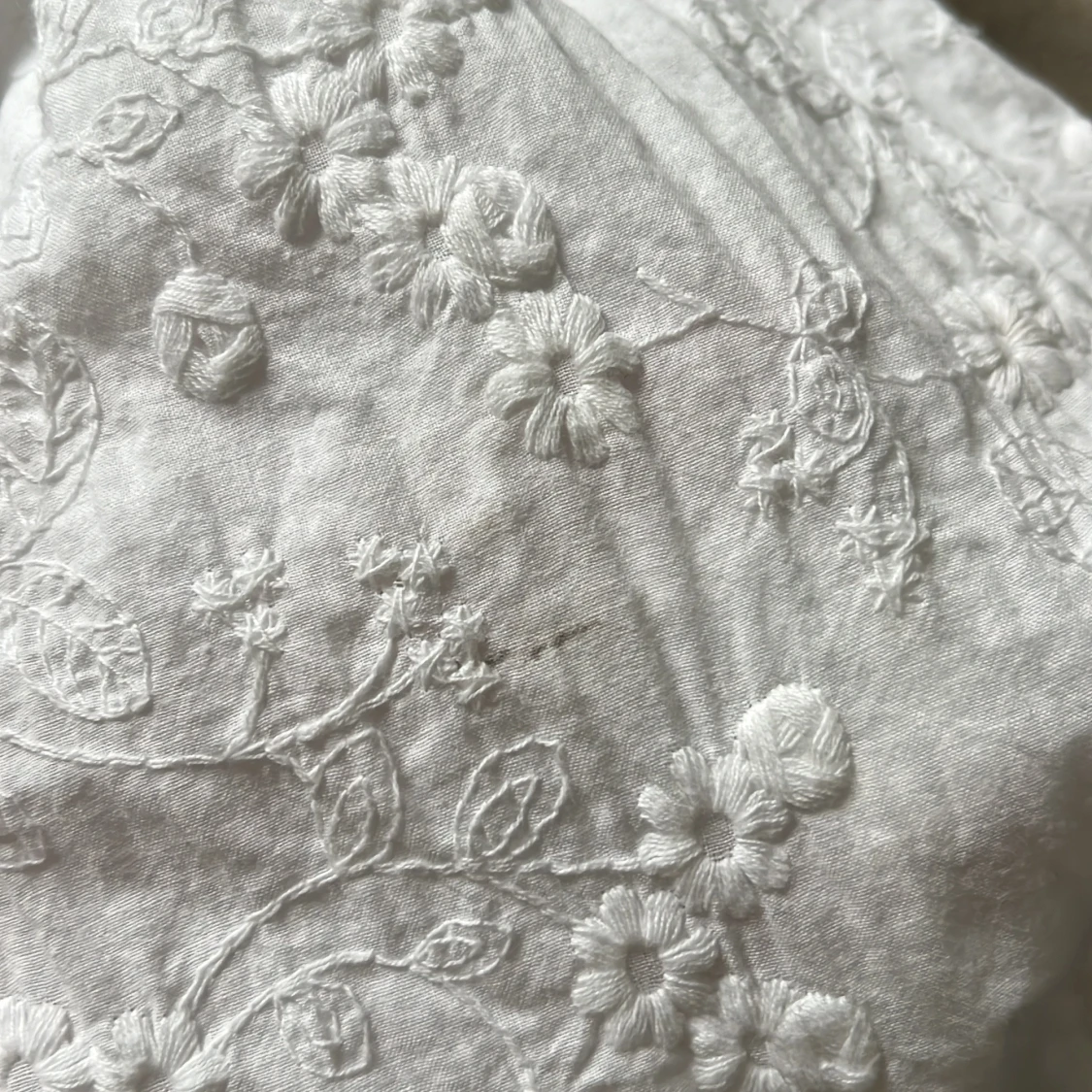 Vit klänning med broderade blommor - 1