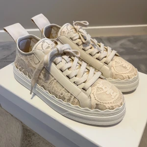 Beige Chloé sneakers  - Snygga beige sneakers från Chloé med spetsdetaljer och snörning. Skorna har en vit sula och en tydlig logga på hälen. Perfekta för en stilren look. Skorna är helt nya och endast testade därav priset. Storlek 39 och jag skulle säga att dom är normala i storleken💗hör av er om ni undrar något, pris kan diskuteras vid snabb affär! Hade möjligtvis kunnat byta mot ett par i storlek 40