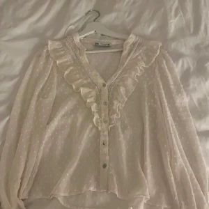 Zara blus - Blus ifrån zara❤️❤️❤️Storlek M❤️❤️ Passar mig som brukar ha S❤️
