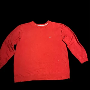 Nike sweatshirt - Röd sweatshirt från Nike. Storlek xxl så den är stooor, men diggar du oversize så är det rätta tröjan för dig. Vit fläck på magen som jag inte vet vad det kommer ifrån och jag har inte heller försökt få bort den. Tröjan har inga andra skador. 