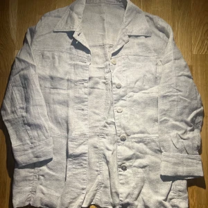 Beige linnejacka - Säljer en stilren vit linnejacka med knappar framtill. Jackan har en klassisk krage och långa ärmar. Jätte fint och bekväm🤍🌟