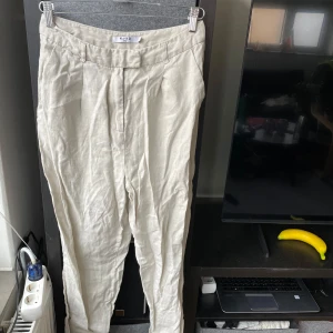 Beige linnebyxor från NA-KD - Snygga beige linnebyxor från NA-KD. Perfekta för en avslappnad stil med en bekväm passform.