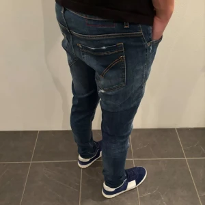 Dondup jeans - Dondup george jeans! Trendigaste jeansen på marknaden, skick 9/10 nypris 4199kr vårat pris 1099kr modellen är destroyed från fabrik vilket är sjukt populärt!