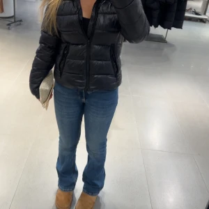 Blå jeans - Snygg blå jeansen från gina! Storlek 34 petite. (jag är 155cm lång)