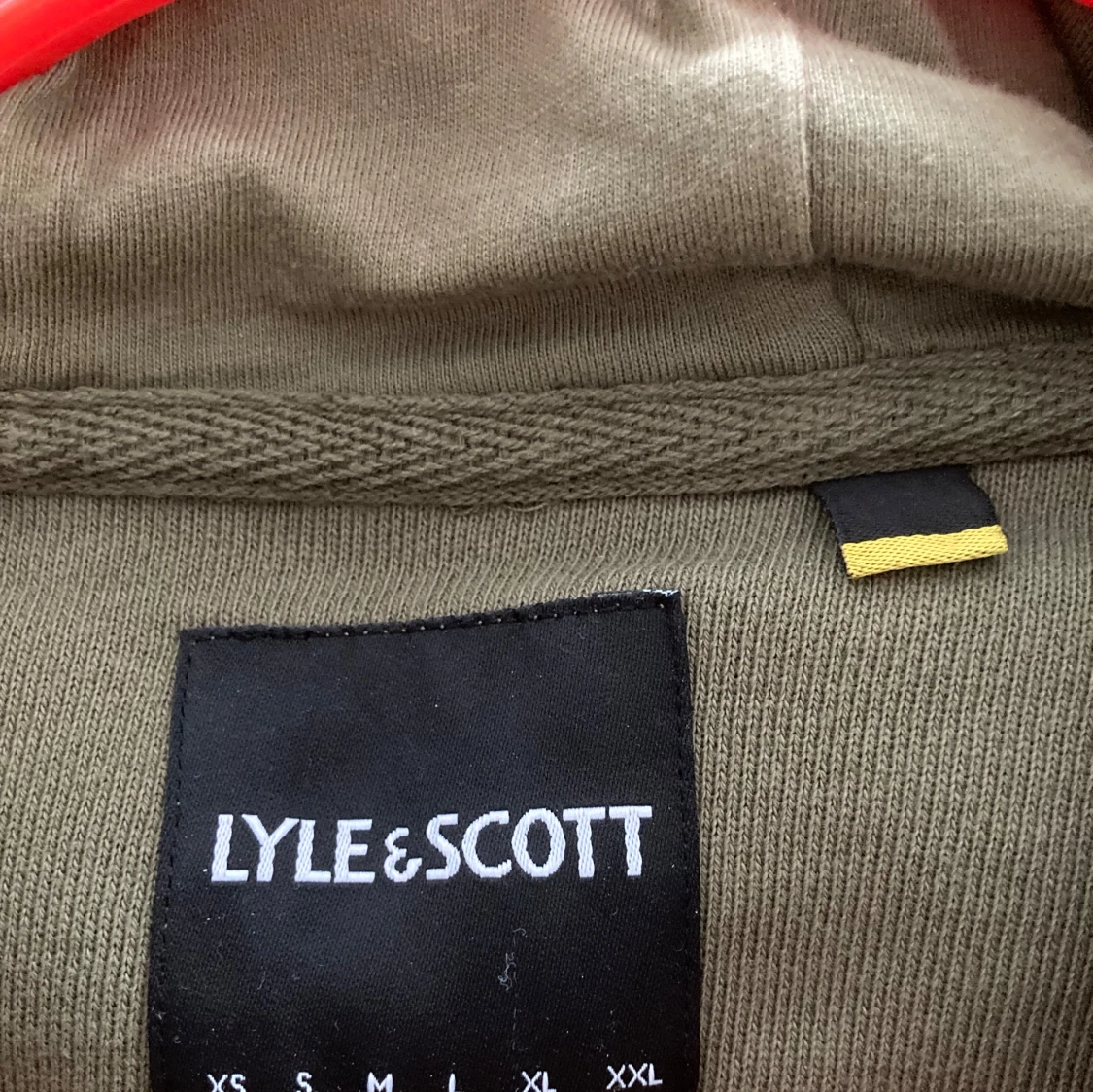 Olivgrön hoodie från Lyle & Scott - 1