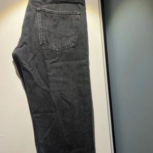 Svarta jeans från Jack & Jones - Snygga svarta jeans från Jack & Jones i modellen Relaxed/Chris. 