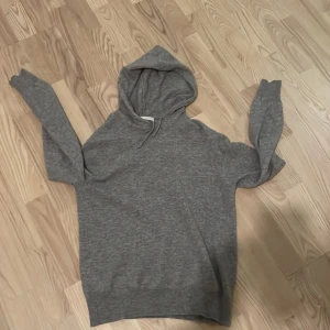 Kashmir hoodie - En Kashmir hoodie i perfekt skick som jag säljer då den inte passa mig när jag köpte den. Den är i nyskick och pris kan diskuteras vid snabb affär!