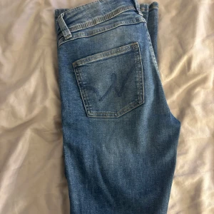 Blå jeans med bootcut - Snygga blå jeans med bootcut. Storlek 164 passar mig som har S. Priset går att diskuteras