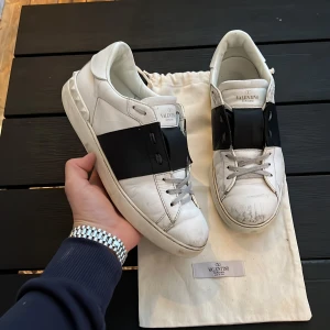 Valentino open - Säljer dessa sjukt feta opens! Storlek 41 fits 42-42,5! Skick 7/10! Hör av dig vif minsta fundering ✌️