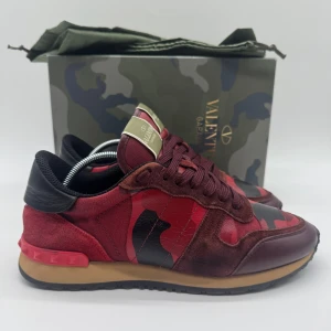 VALENTINO ROCKRUNNERS - Valentino Rockrunners- Skick: 9/10 - Tillbehör: Enbart Skorna  - Storlek 40 sitter som 41 - Nypris ca 7500kr - Deluxecloset