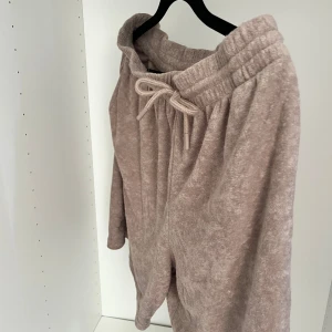 Taupe mjukisbyxor från Marine - Säljer ett par supermjuka taupe mjukisbyxor från Marine. De har en bekväm resårmidja med snörning för perfekt passform. Perfekta för en avslappnad dag hemma eller en snabb tur till affären.