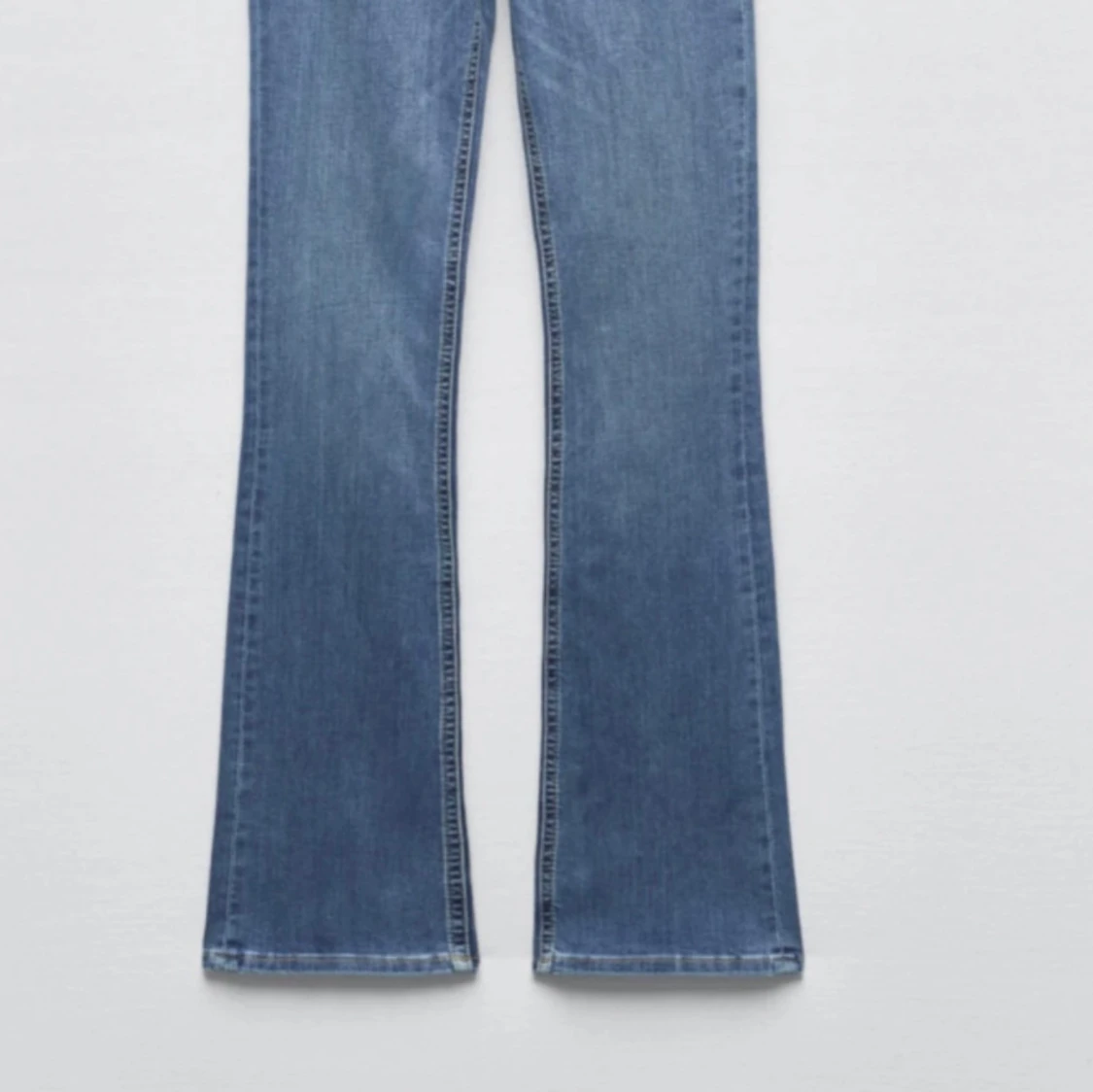 Blå bootcut jeans från Zara - 1
