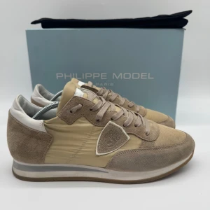 NYA PHILIPPE MODEL TRPZ - Nya Philippemodel TRPZ - Skick: 10/10 - Tillbehör: Dustbag - Storlek 41 sitter som 42 - Nypris ca 3700kr - Deluxecloset