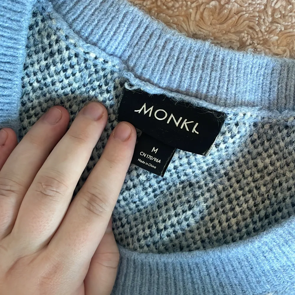 Säljer en snygg ljusblå stickad väst från Monki med ett klassiskt argylemönster i mörkblått och vitt. Perfekt för lager-på-lager-stil och ger en retro touch till din outfit. 🧶✨. Yläosat.