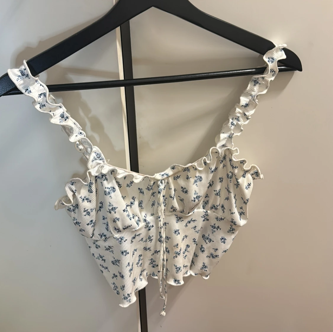 Vit blommig topp med volangdetaljer - 2