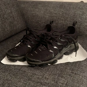 Nike vapor max storlek 43 - Säljer nu mina väldigt fina nike vapormax skor som är i storlek 43. Skornas skick är 6/10 då de har ett fåtal repor och två små hål vid fram sidan utav skorna, därav priset