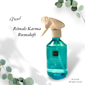 Ny! Rituals Karma Rumsdoft - Helt ny! Fräsch rumsdoft från Rituals i serien Karma. Flaskan är turkos och rymmer 250 ml. Doften kombinerar helig lotus och vitt te för en lugnande atmosfär. Perfekt för att skapa en harmonisk miljö hemma. Doften påminner om sommar ☀️