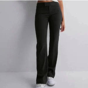 Lågmidjade kostymbyxor  - Lågmidjade kostymbyxor från nelly i jättefint skick! Det enda som man kan se om man kollar jättenära är att jag har sytt upp dom lite, men det är inget som varken syns eller känns när man har på sig dom. Dom sitter perfekt i längden på mig som är 162😊