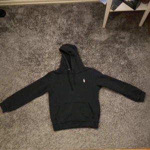 Marinblå hoodie från Ralph Lauren - Säljer en marinblå hoodie i storlek 146/152. Riktigt Skön tröja funkar nästan hela tiden. Säljer för är för liten.[F4ke]