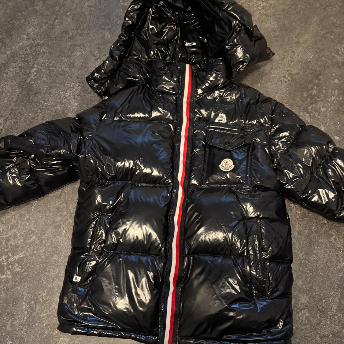 Svart glansig moncler