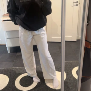 Vita linnebyxor - Snygga vita linnebyxor med en avslappnad passform. Perfekta för en stilren och bekväm look. Byxorna har en rak och luftig design som passar bra till både vardag och mer avslappnade tillfällen. De är medelmidja 