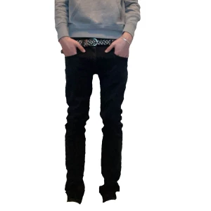 Svarta jeans från Replay - Tjena säljer nu mina snygga svarta jeans från Replay med passform slim fit. [Modelen är 180cm och väger 63kg] Perfekta för en stilren look. Tveka inte på att höra av dig om du har frågor! Priset är inte hugget i sten!