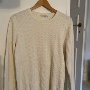 Vit stickad tröja från J.Lindeberg - Vit stickad J Lindeberg tröja Stlr S. 