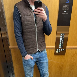 Stenström väst - Säljer min stenström flannel väst väst då den blivit för liten. Storlek Medium. Väl omhändertagen, inga skador eller liknande. Nypris 3500:-  Osäker om den fortfande säljs längre, så väldigt sällsynt. 