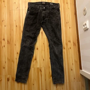 Svarta jeans från Replay - Snygga svarta jeans från Replay med en klassisk femficksdesign. Nypris 1799 mitt pris bara 289kr! Hör gärna av dig om du vill ha mer bilder eller vid funderingar😃