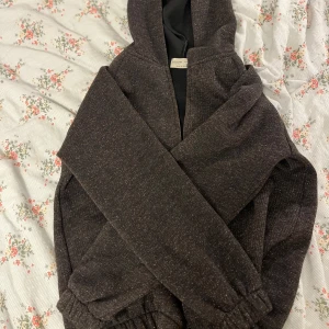 Mörk grå/brun hoodie från Zara - Säljer en supermysig mörk brun/grå hoodie från Zara. Den har en dragkedja framtill och långa ärmar med elastiska muddar. Hoodin har också kopparfärgat glitter på sig🩷 Perfekt för en avslappnad look. Om ni vill ha fler bilder på den så hör av er🫶🏼