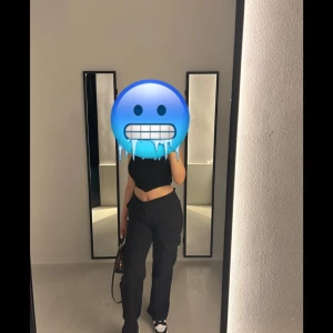 Svarta cargo byxor - Svarta cargo byxor i svart i mycket bra skick.