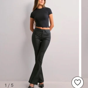 INTRESSEKOLL!Svarta bootcut skinnbyxor från ONLY - Snygga svarta bootcut byxor från ONLY i ett stilrent och modernt snitt. Nästan helt slutsålda på nelly och är i storlek xs/30. Skriv om du undrar något eller om mer bilder💗Skriv bud då jag inte är säker på om jag vill sälja!