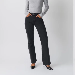 Svarta jeans - Snygga svarta jeans från Gina. Slutsålda på hemsidan, nypris 400! Raka/lite utsvängda och medelhög i midjan. I bra skick, skriv för fler bilder!💕💕