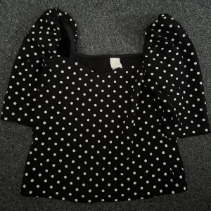 Topp från hm - Söt prickig topp som passar till alla tillfällen💓
