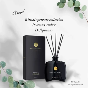 Nya! Precious Amber Doftpinnar från Rituals - Nya! Upptäck lyxiga doftpinnar från Rituals Private Collection i doften Precious Amber. Den eleganta svarta flaskan med guldtryck innehåller doftpinnar som sprider en varm och inbjudande doft i ditt hem. Perfekt för att skapa en avkopplande atmosfär. 100ml, kartongen har några veck i sidorna, inget iögonfallande men vill nämna det och visa bild. 🫶🏻