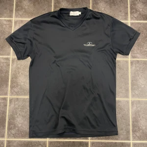 Mörkblå t-shirt från Valentino - Snygg mörkblå tränings tröja från Valentino, passar mig som e 170