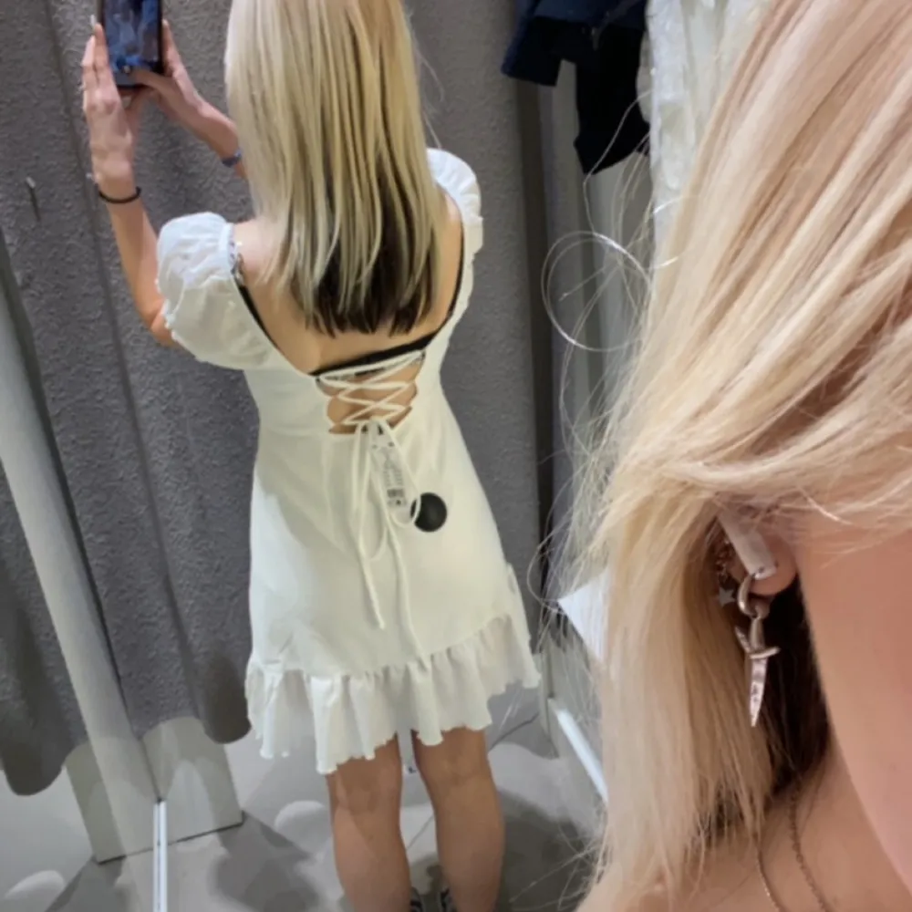 Säljer en söt vit klänning med offshoulder-design och snörning i ryggen. Klänningen har korta ärmar och en volangdetalj vid fållen. Perfekt för studenten! Tänkte ha på student förra året men köpte en annan, därav aldrig använd :) nypris 400 kr. Mekot.