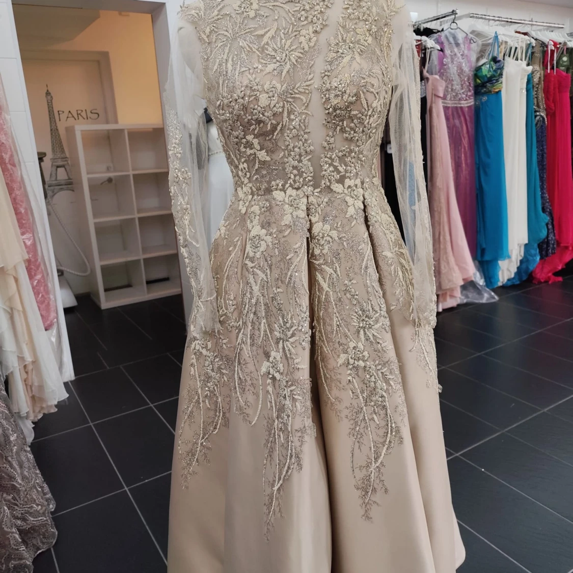 Beige långklänning med spetsdetaljer - 1