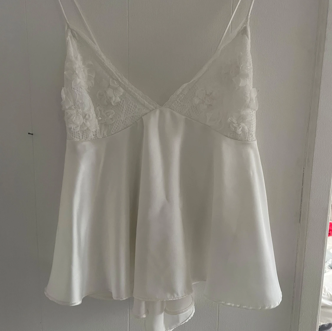 Vit satinlinne med spetsdetaljer - 2