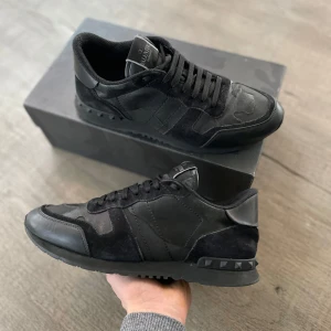 Valentino rockrunner - Säljer ett par riktigt snygga Valentino rockrunner som passar perfekt nu på vintern. Skorna är i storlek 42, allt og medföljer även kvitto följer med!Hör av er vid minst fundering!🤩