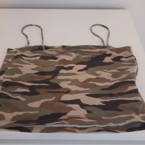 Camouflagefärgad linne - Säljer ett camouflagefärgat linne med smala axelband💞💞 står s men skulle säga att den passar s/xs