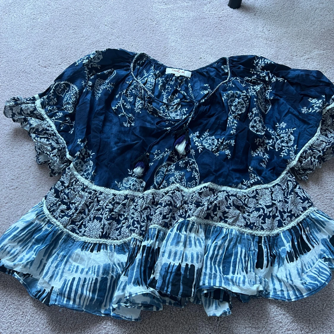 Blå fin blus med lite volang form, snören upptill, så fin  - 2