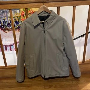 Beige jacka från Peak Performance - Säljer en stilren beige jacka från Peak Performance i storlek M. Jackan är tillverkad i Gore-Tex-material som håller dig torr. Perfekt för vårsäsongen. Liten fläck som syns på sista bilden men borde gå bort i tvätten annars helt ny.             Storlek: M-L