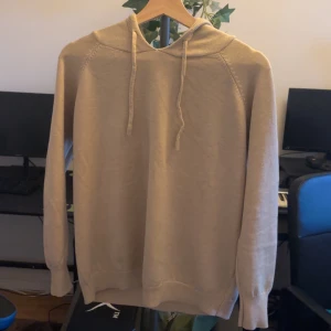 Merinoull hoodie - Helt ny merinoull hoodie, riktigt bra passform, passar till allt. Storlek: S. Hör av dig vid intresse!