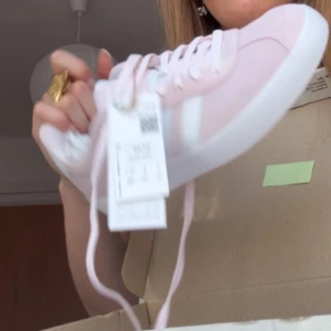 Rosa sneakers från Adidas - Snygga rosa sneakers från Adidas med vita detaljer, aldrig använda och är i mycket bra skick💕