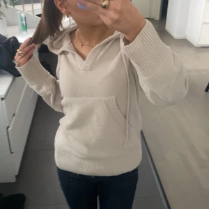 Beige hoodie med ribbade detaljer - Jätte söt och skön stickad tröja! Använd ca 2 gånger❤️