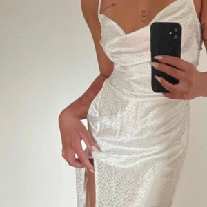 Vit blank sommar klänning - Köpt second hand, aldrig använd själv, klänningen gör över knäna